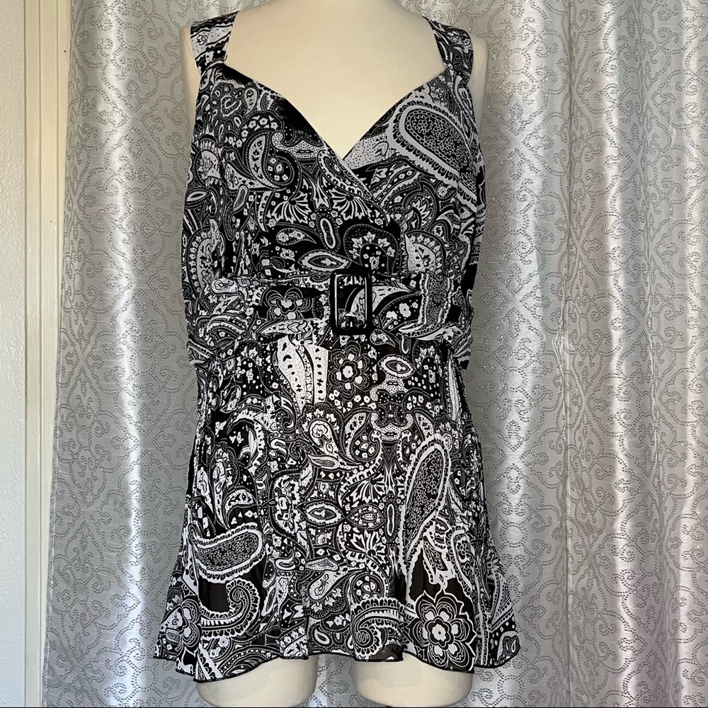 Separates by New York City design co. Black and white sleeveless top T2